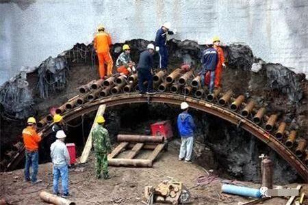 沙依巴克隧道钢花管支护案例